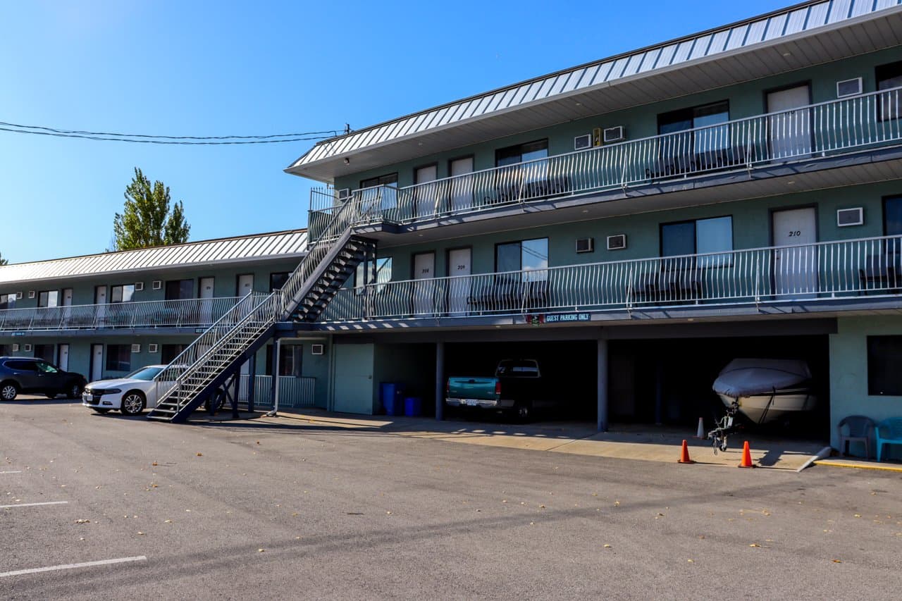 Weekly Stay at Poplars Motel