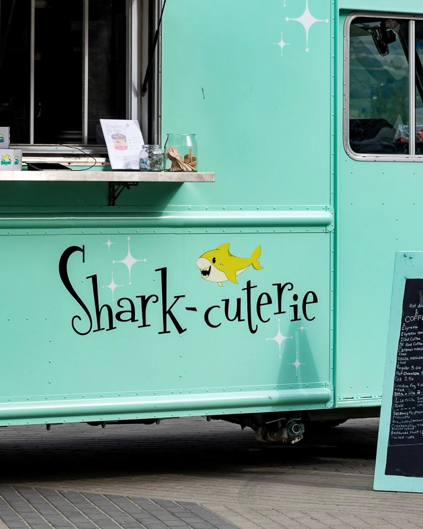 Shark-cuterie logo