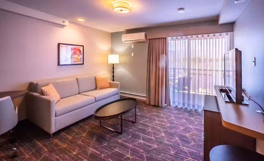 Holiday Inn & Suites