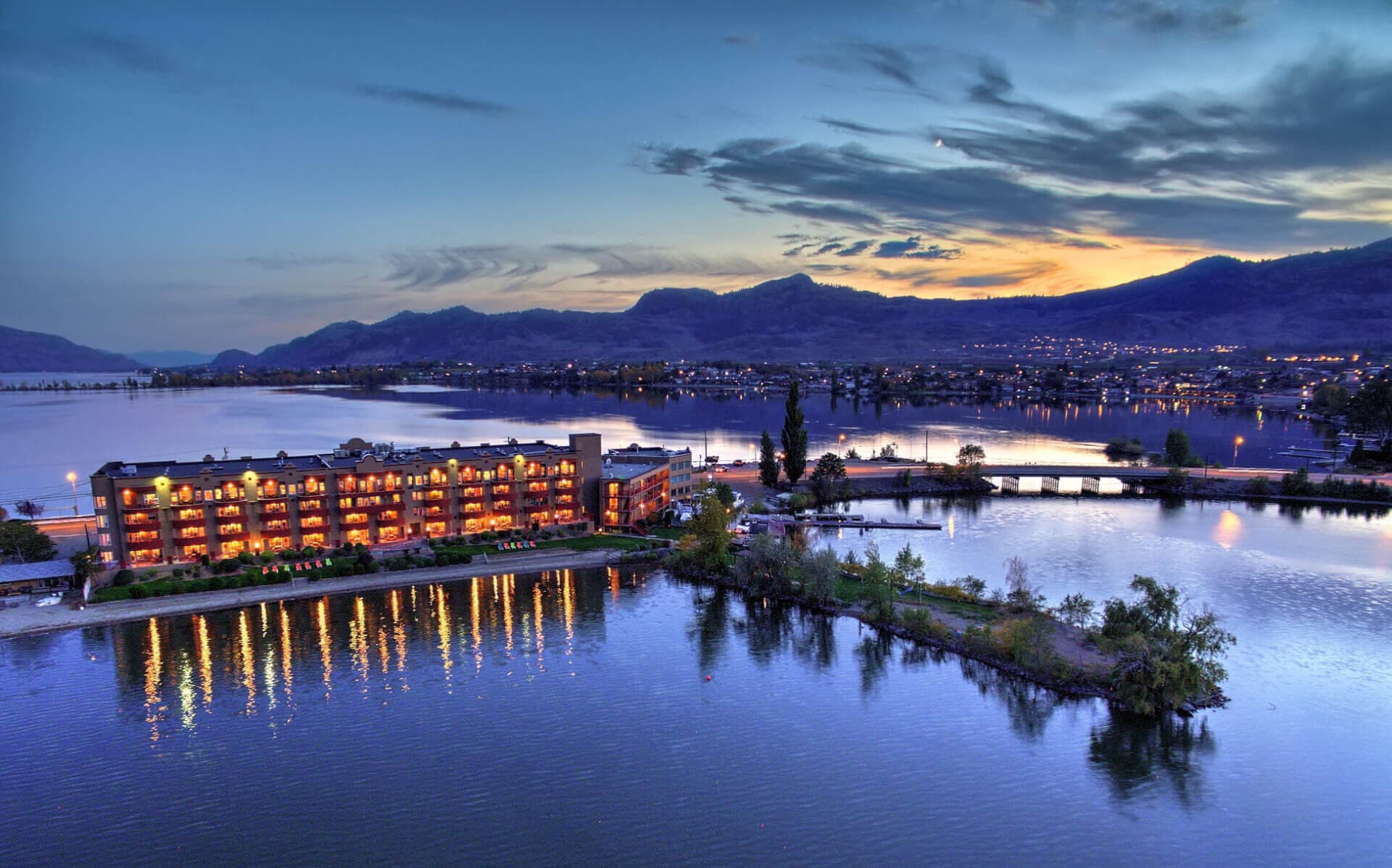 holiday-inn-hotel-and-suites-osoyoos-4347624728-4x3